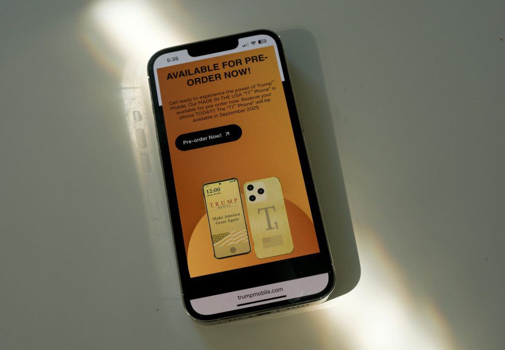 Le Trump Phone arrive enfin : l’or, le retard et le bluff du «made in USA»