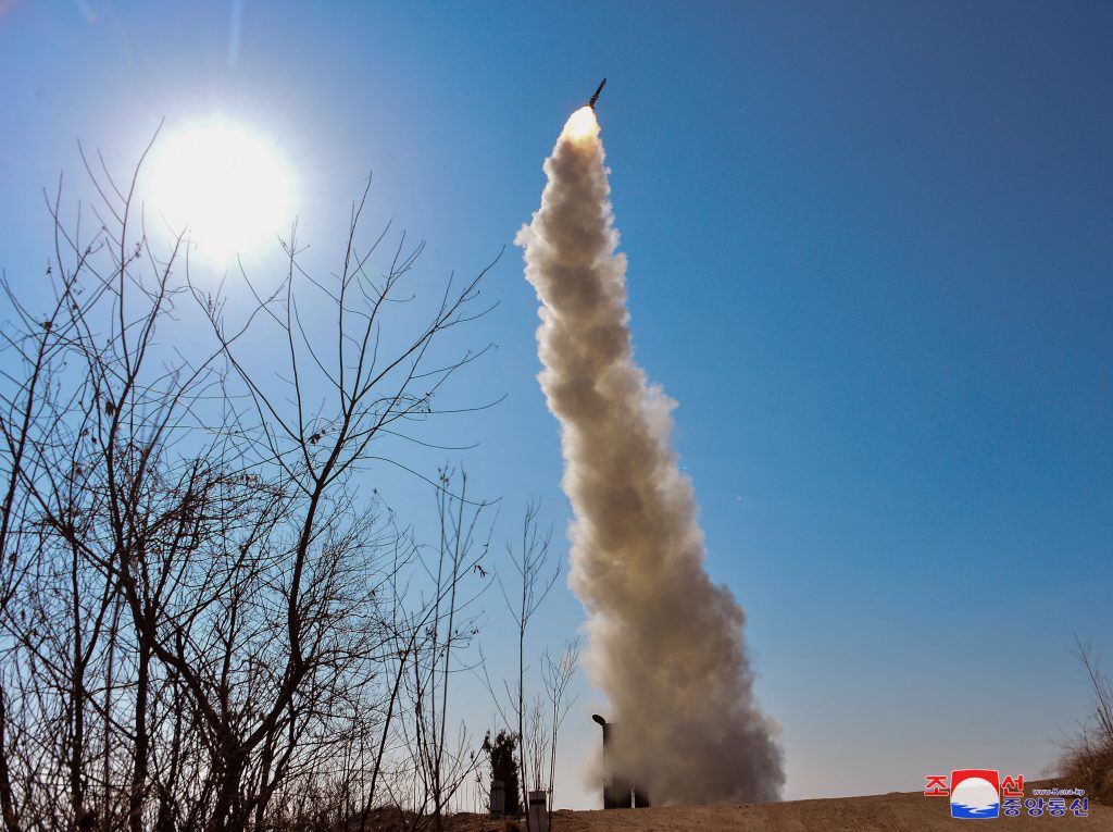 Pyongyang franchit le Rubicon de l’IA militaire : Kim Jong Un intègre l’intelligence artificielle dans ses missiles de croisière