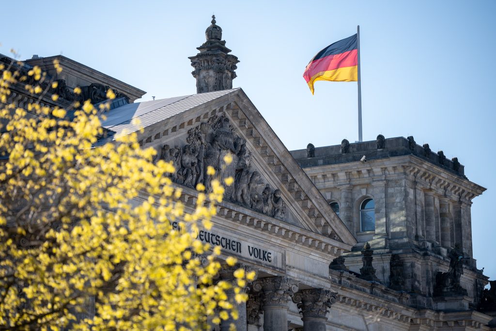 Germany's Naturalizations Hit Record High of 332,500 in 2025 Amidst Dual Citizenship Reform