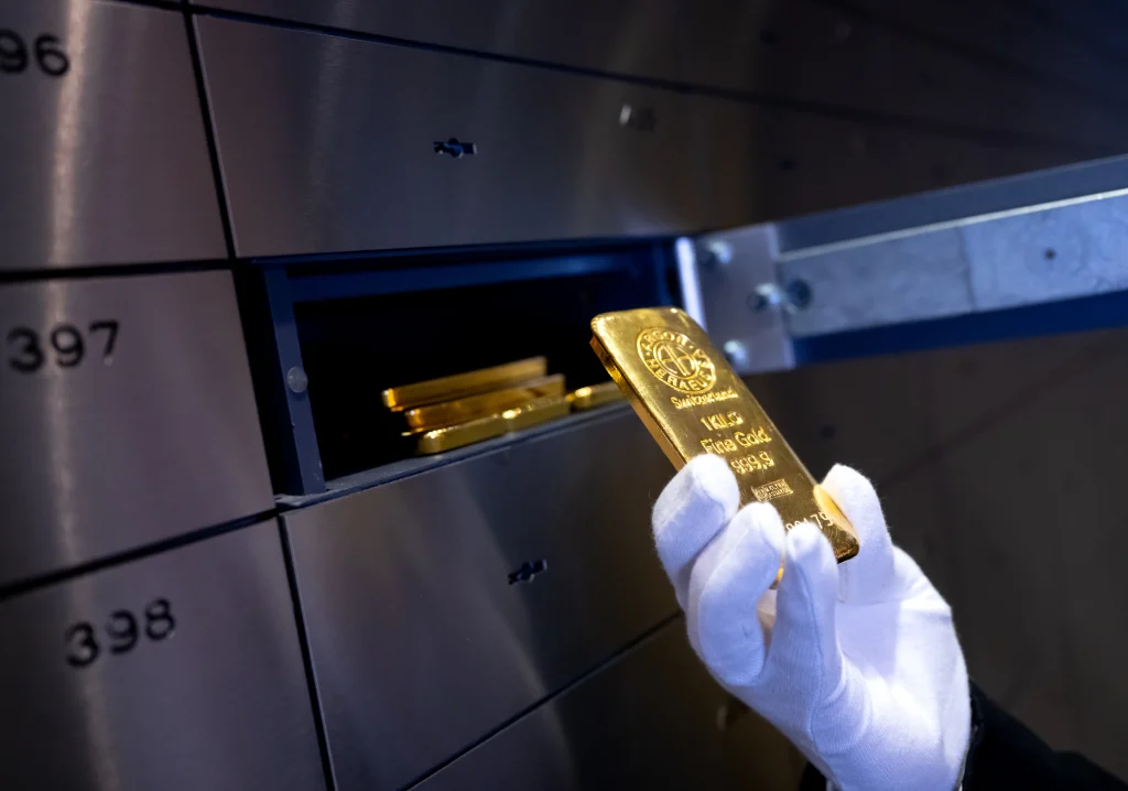 Gold Rebounds Despite Fed Pressure, Fueled by Geopolitical Easing