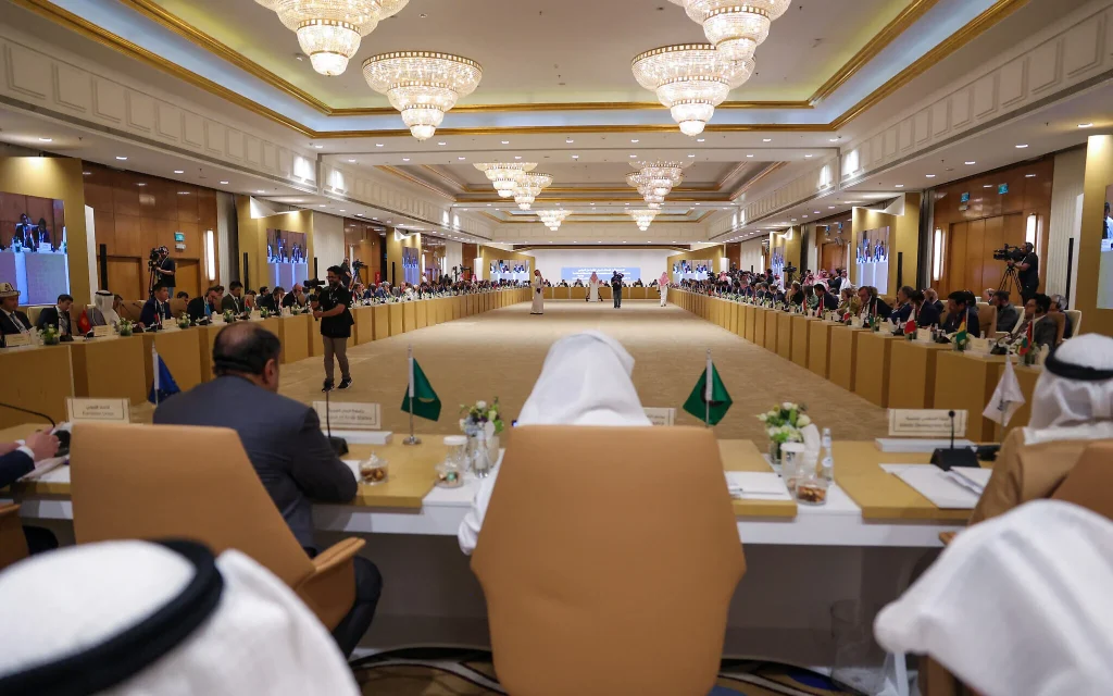 Gulf Monarchies Cautiously Welcome US-Iran Accord Amid Regional Tensions