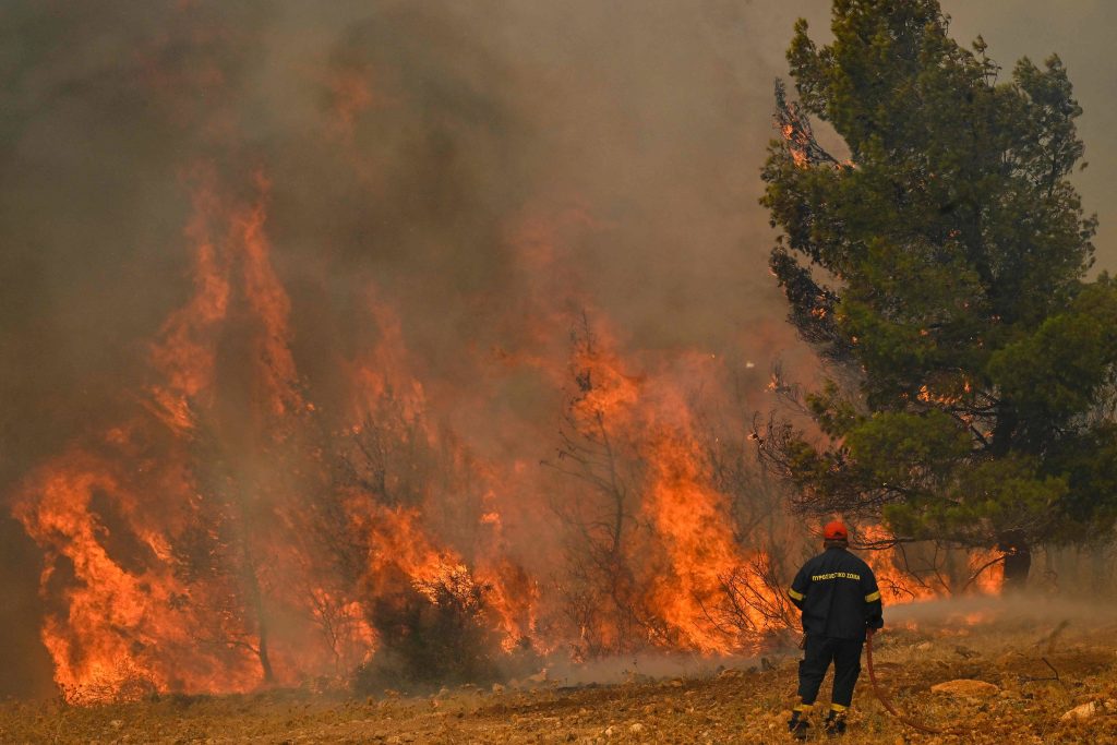 Violent incendie en France : 900 hectares détruits, la lutte se poursuit ce jeudi
