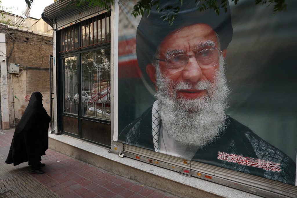 Téhéran avertit Trump et Israël de ne pas attaquer pendant les funérailles de l’ayatollah Khamenei